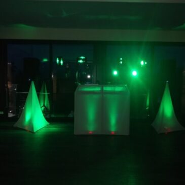 CHOOSING A WEDDING DJ